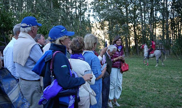 Avrupalı klasik otomobil tutkunları Bayburt'ta ata sporu ciride hayran kaldı