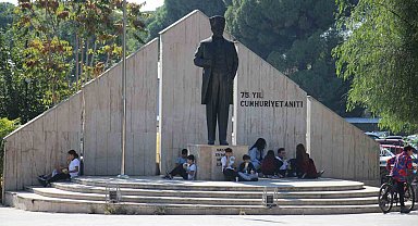 Aydın'da ilginç manzara: Okul yemekhanesine alınmayan öğrenciler öğle yemeğini sokakta yemek zorunda kalıyor