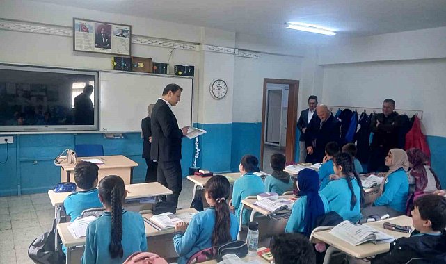 Aydıntepe Kaymakamı Bayram öğrencilerle derslere katıldı