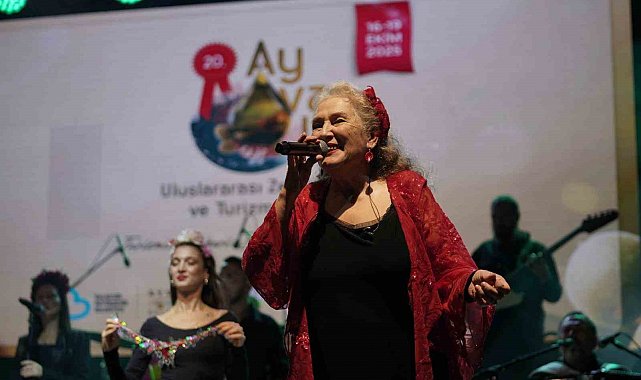 Ayvalık Zeytin Hasat Festivali'nde Suzan Kardeş ile Balkan rüzgarı