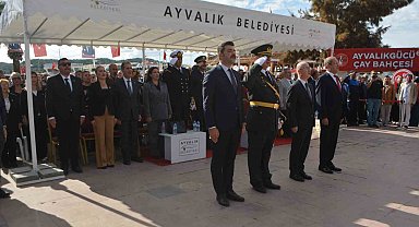Ayvalık'ta Cumhuriyet Bayramı kutlamaları çelenk sunumuyla başladı