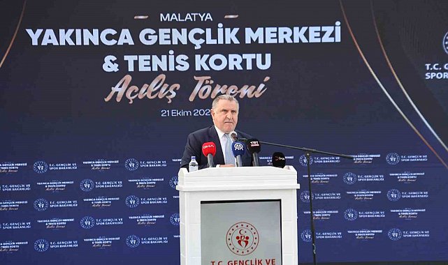 Bakan Bak: "Gençler için yatırımlarımıza devam edeceğiz"