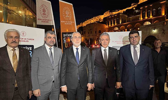 Bakan Işıkhan, Mardin Kültür Yolu Festivali'ndeki sergileri gezdi: "Türkiye'nin mozaiğini özetlediğimizde Mardin müthiş bir coğrafya"