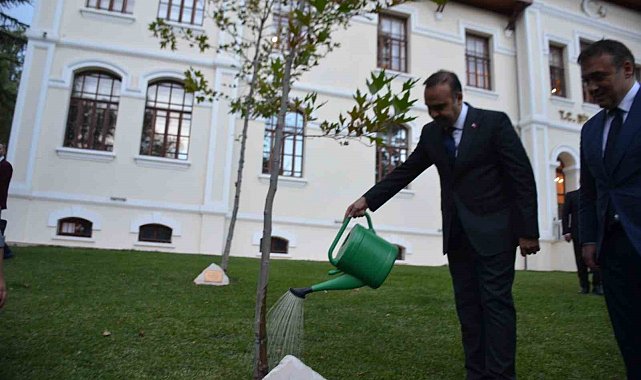 Bakan Kacır, 2023 yılında diktiği çınar ağacını suladı