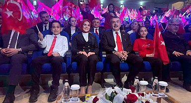 Bakan Tekin ve Bakan Göktaş 'Köklü Geçmişten Güçlü Cumhuriyete' programında öğrencilerin müzikli gösterisini izledi