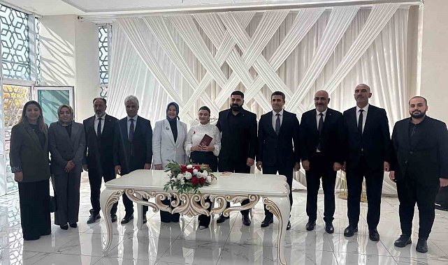 Bakan Yardımcısı Yenigün, 'Evlenecek Gençlerin Desteklenmesi Projesi'nden yararlanan çiftin nikah şahidi oldu