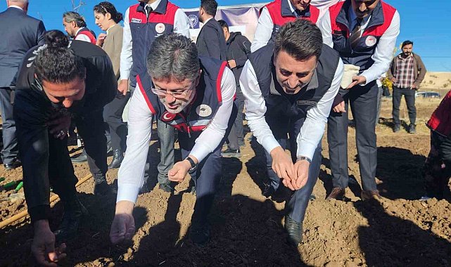Bakan Yumaklı, Tunceli'de dağ sarımsağı ekti, balık yetiştiricileriyle bir araya geldi