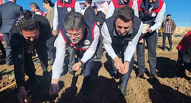 Bakan Yumaklı, Tunceli'de dağ sarımsağı ekti, balık yetiştiricileriyle bir araya geldi