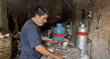 Bakır kalaycısı, 7 yaşında başladığı mesleğini 58 yıldır aşkla sürdürüyor