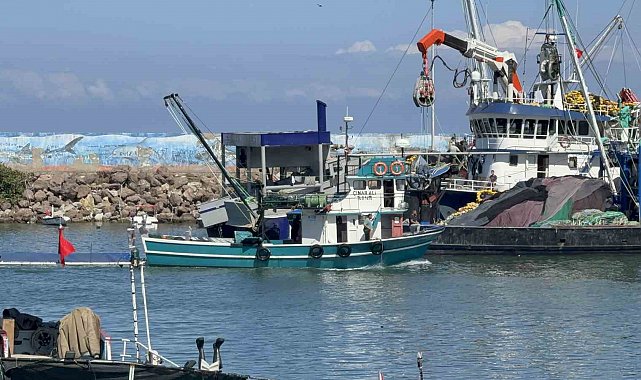 Balıkçılar, bol hamsi avı için havanın soğumasını bekliyor