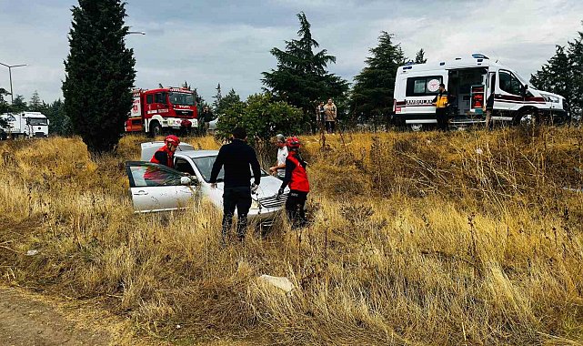 Balıkesir'de otomobil yağmurda kayarak, şarampole uçtu
