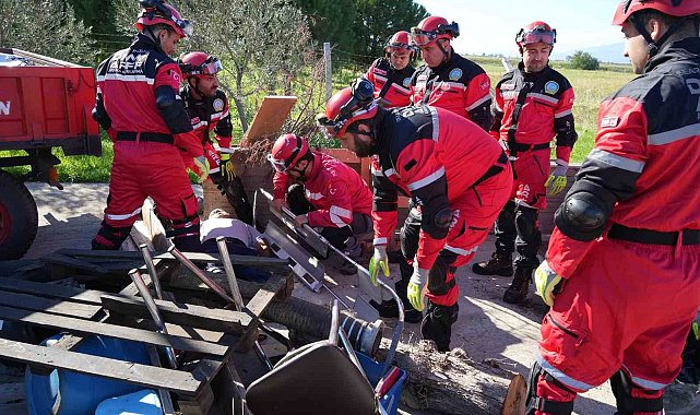 Balıkesir'deki 6.1'lik depremin ardından Koca Seyit Havalimanında ekipler kurtarma tatbikatı yaptı