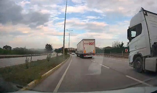 Bandırma'da tırın tehlikeli manevraları araç kamerasına yansıdı