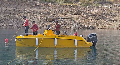 Baraj gölünde kaybolan İrlandalı turisti arama çalışmaları 4. gününde devam etti: Sualtı dron ve robotla arandı
