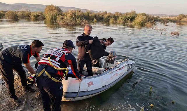 Baraj kapakları açıldı, aile mahsur kaldı
