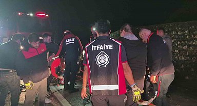 Bartın'da otomobil bariyerlere çarptı: 4 yaralı