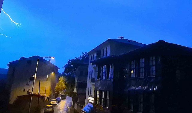 Bartın'da şimşekler geceyi aydınlattı