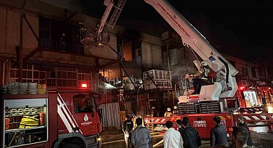 Başakşehir'de malzeme deposunda çıkan yangın korkuttu
