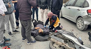 Başakşehir'de motosiklet üzerinde tartışırken önlerindeki otomobile çarptılar: 2 yaralı