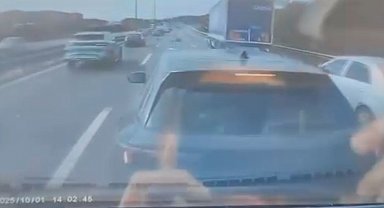 Başakşehir'de zincirleme kaza kamerada: Kamyon motosiklete, mikser önündeki araçlara çarptı
