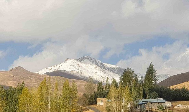 Başkale'de yüksek kesimlere kar yağdı