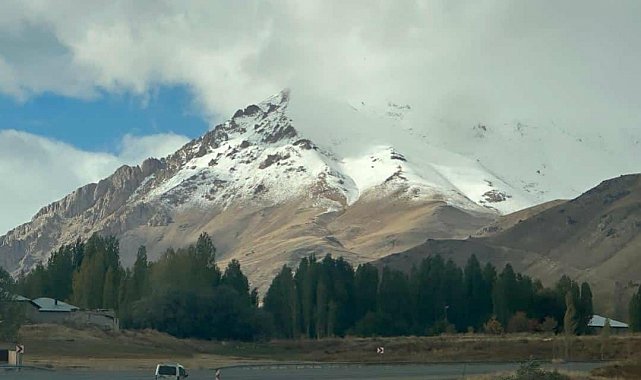 Başkale'de yüksek kesimlere kar yağdı