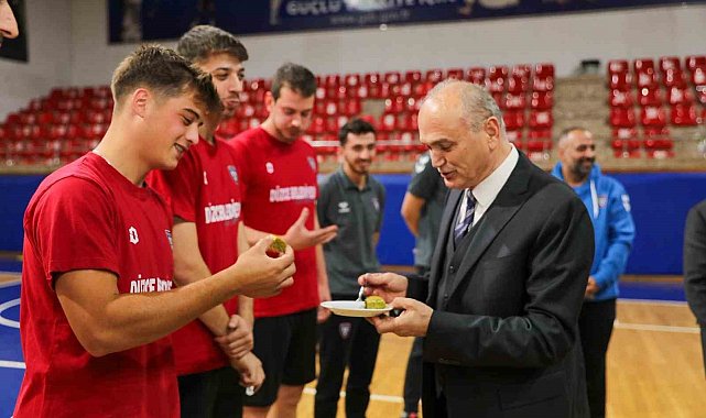 Başkan Faruk Özlü'den voleybolculara baklava ikramı