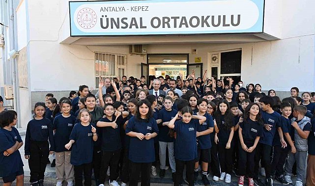 Başkan Kocagöz çeşme talebini yerine getirdi, öğrencilerle birlikte fidan dikti