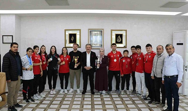 Başkan Koloğlu, Dünya ve Avrupa Şampiyonu haltercileri ağırladı