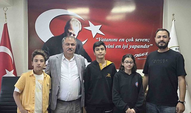 Başkan Pütün, Beyağaç'ı gururlandıran öğretmeni fahri hemşehri ilan etti