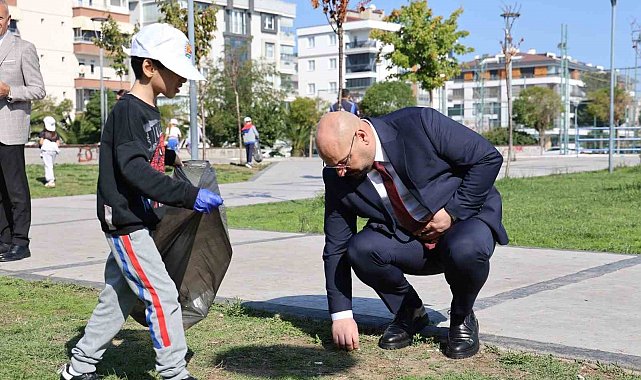 Başkan Türkel, öğrencilerle çöp topladı