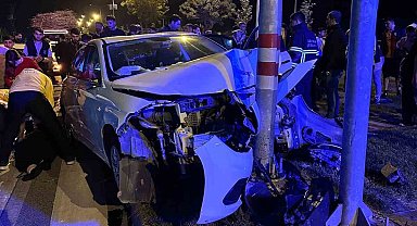 Batman'da otomobil trafik ışığı direğine çarptı: 3 yaralı