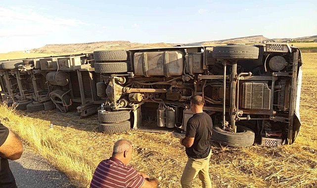 Batman'da saman yüklü tır yan yattı: 1 yaralı