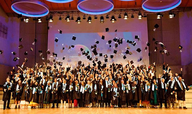 BAU Global ağındaki Berlin International Üniversitesi'nde mezuniyet coşkusu