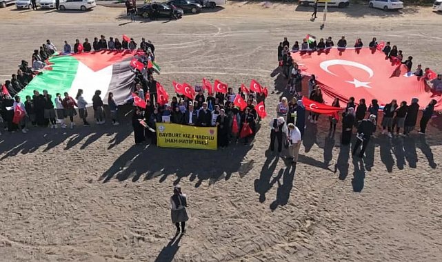 Bayburt'ta öğrenciler hazırladıkları gemileri Filistin'e destek amaçlı Çoruh Nehri'ne bıraktı