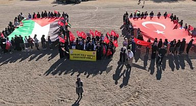 Bayburt'ta öğrenciler hazırladıkları gemileri Filistin'e destek amaçlı Çoruh Nehri'ne bıraktı