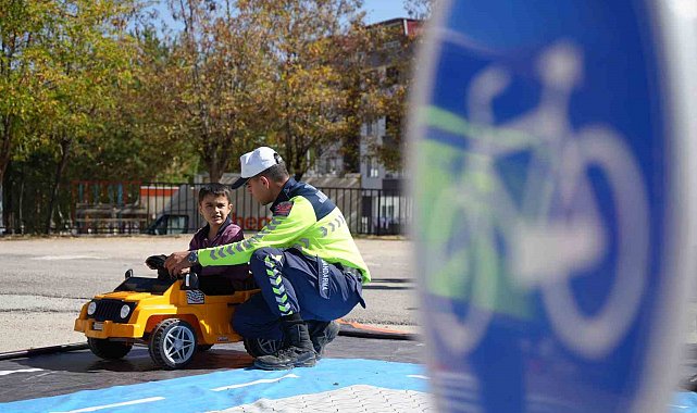 Bayburt'ta öğrencilere uygulamalı trafik dersi: Jandarma ile kuralları eğlenerek öğrendiler