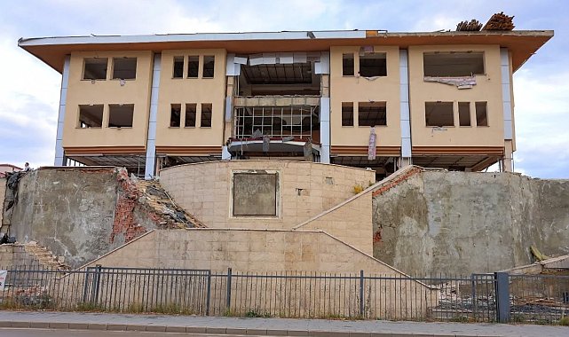 Bayburt'ta yeni 'Kültür Merkezi' için yıkım çalışmaları başladı