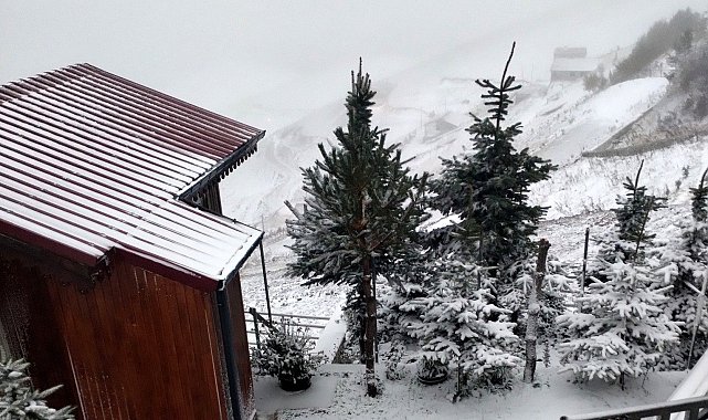 Bayburt'un yüksek kesimlerine kar yağdı