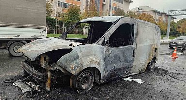 Bayrampaşa'da alev alev yanan araçtan geriye demir yığını kaldı