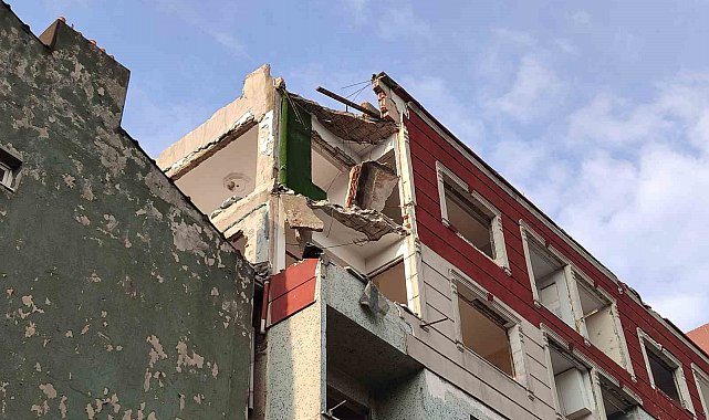 Bayrampaşa'da balkon çöktü: 2 araç kullanılmaz hale geldi