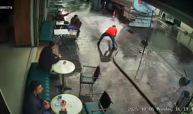 Bayrampaşa'da bir esnaf şov yapayım derken tazyikli suyun azizliğine uğradı, çay içen müşterileri böyle ıslattı