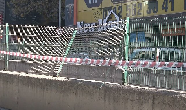 Bayrampaşa'da kamyon tramvay hattının demir korkuluklarına çarptı