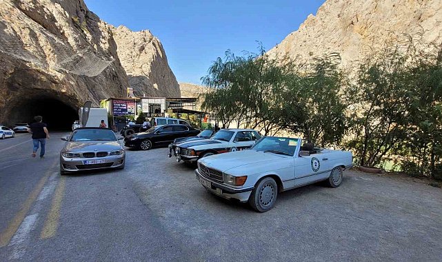 Belçikalı klasik araç tutkunları Kemaliye'de