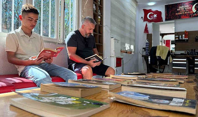 Berber dükkanını kütüphaneye çevirdi: Müşteriler sıra beklerken kitap okuyor