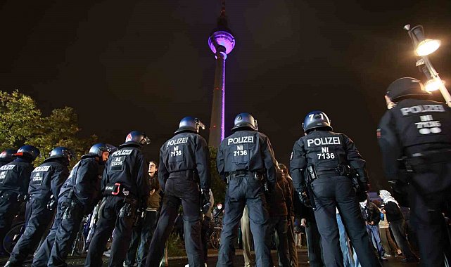 Berlin'de Filistin'e destek gösterisinde polisten sert müdahale