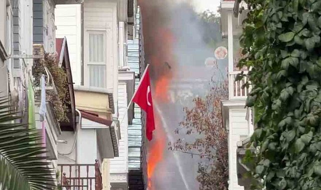 Beşiktaş Arnavutköy Mahallesi'nde 4 katlı ahşap binada yangın çıktı. Bina alevlere teslim olurken, olay yerine çok sayıda itfaiye ekibi sevk edildi.