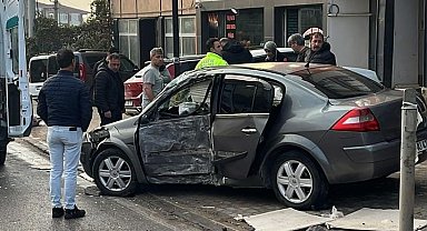 Beton direğe çarpan otomobil sürücüsü yaralandı