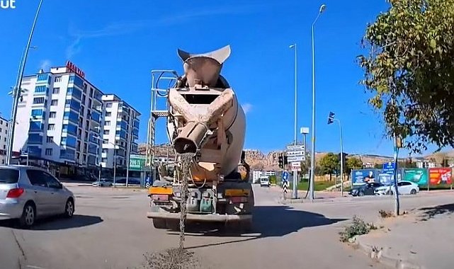 Beton mikserinin yola çimento dökerek ilerlediği anlar kamerada