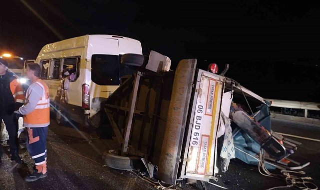 Beykoz'da seyir halindeki servis minibüsü devrildi: 3 yaralı